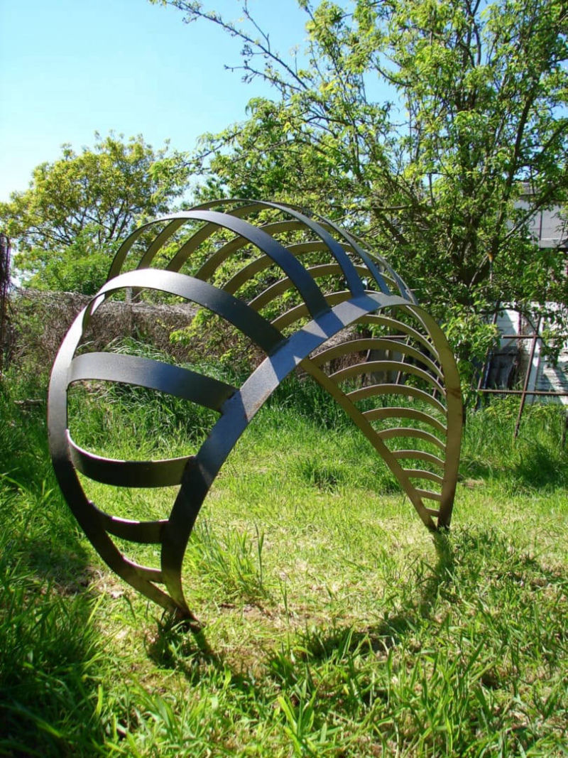 Sculpture outdoor, arcs métalliques
