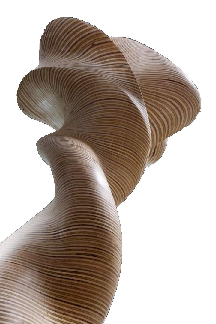 Sculpture en bois lamellé de Christina Jékey, forme organique